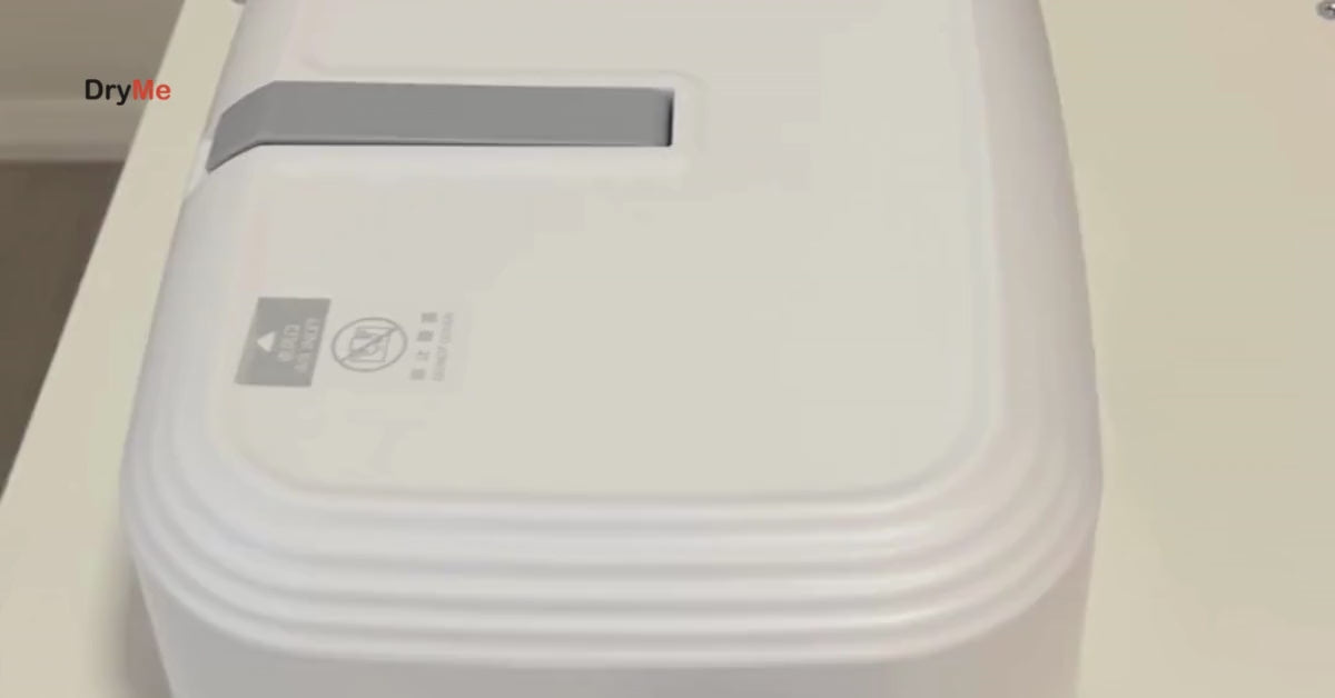 PASSA A DRYME! 

Addio stendini in giro — DryMe asciuga i vestiti senza occupare spazio in casa.

Niente più capi sui termosifoni — asciugatura veloce e sicura senza danneggiare i tessuti.

Stop a umido e smog sul balcone — i tuoi capi rimangono asciutti e profumati.

Delicato su tutti i tessuti — cotone, sintetici, lana e abbigliamento tecnico.

Perfetto per bambini e sportivi — asciuga vestiti quotidiani e abbigliamento tecnico.

Portatile e veloce — basta appendere e impostare il timer, senza lunghe at